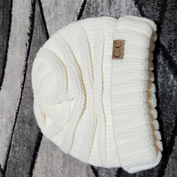 C.C IVORY CLASSIC CABLE-KNIT WINTER BEANIE HAT - Picture 6 of 8